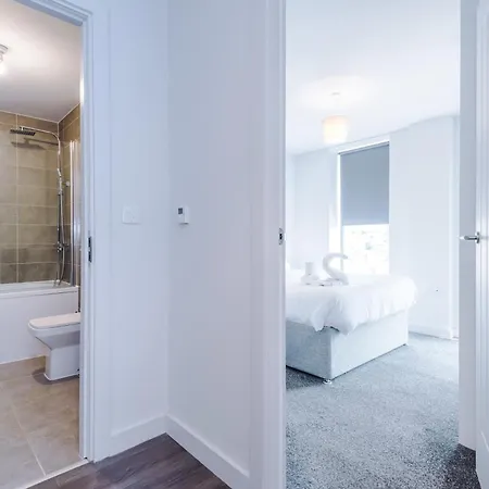 Spacious One Bedroom With Scenic View In Centre By Eason Stays, Ideal For Weekend Getaways & Business Travels - Free Parking 리버풀
