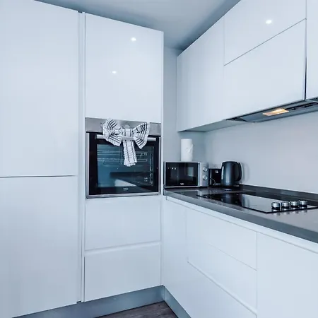 아파트 Spacious One Bedroom With Scenic View In Centre By Eason Stays, Ideal For Weekend Getaways & Business Travels - Free Parking *