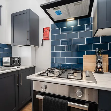 Cedarhomes - Brand New 5Bed House - Near Lfc & Efc *