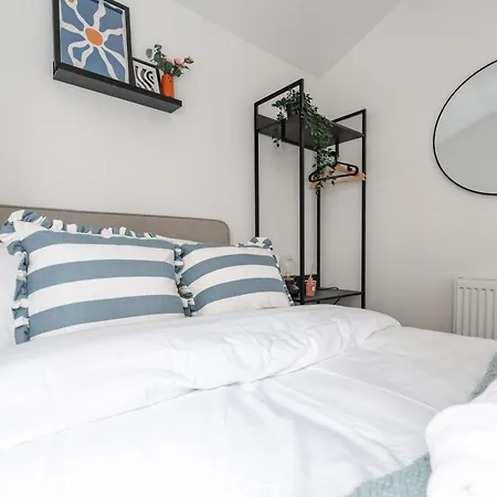 Cedarhomes - Brand New 5Bed House - Near Lfc & Efc
