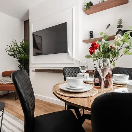 Apartment Cedarhomes - Brand New 5Bed House - Near Lfc & Efc