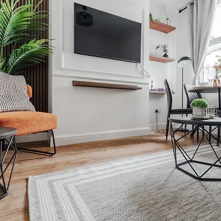 Cedarhomes - Brand New 5Bed House - Near Lfc & Efc Apartment
