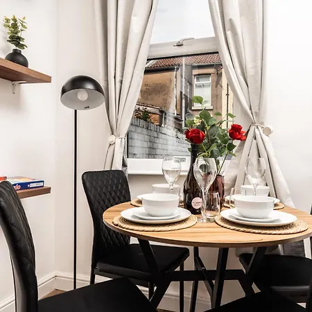 Cedarhomes - Brand New 5Bed House - Near Lfc & Efc Apartment *