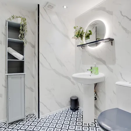 Warehouse Flat - Sleeps 5, Wifi, Free On-site Parking Apartment *