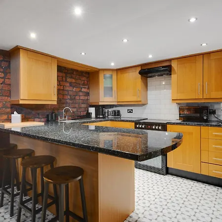 Warehouse Flat - Sleeps 5, Wifi, Free On-site Parking Apartment *