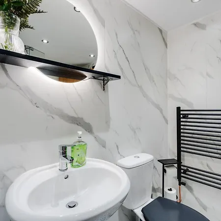 Warehouse Flat - Sleeps 5, Wifi, Free On-site Parking * Liverpool