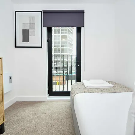 Modern & Spacious 2 Bedroom Apartment *