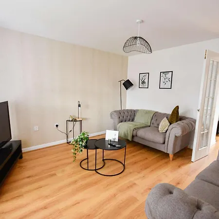Lovely 3 Bedroom House In With Parking 公寓