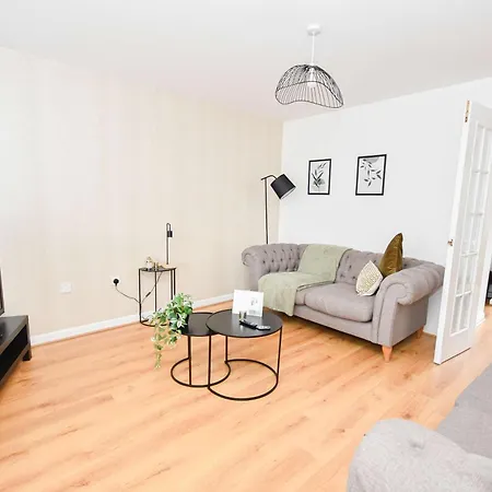 Lovely 3 Bedroom House In With Parking 公寓 *