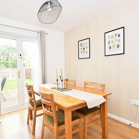 Lovely 3 Bedroom House In With Parking 公寓 *