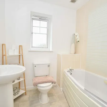 Lovely 3 Bedroom House In With Parking