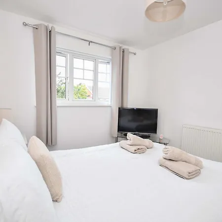 Lovely 3 Bedroom House In With Parking 公寓