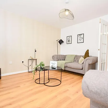 公寓 Lovely 3 Bedroom House In With Parking *