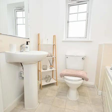Lovely 3 Bedroom House In With Parking * 利物浦