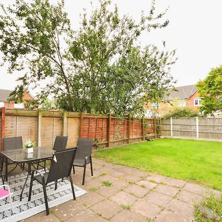 Lovely 3 Bedroom House In With Parking 公寓