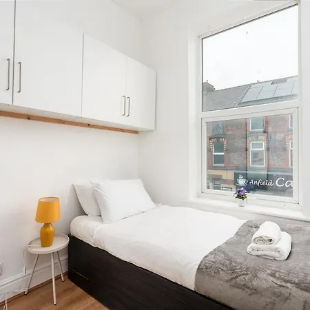 4 Bed Flat 5 Mins Walk To Anfield Apartment *