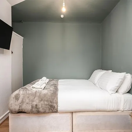 4 Bed Flat 5 Mins Walk To Anfield * Liverpool