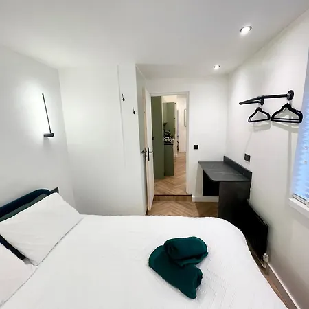 2 Bedroom Near Anfield Stadium - Sleeps 4 Per Flat *