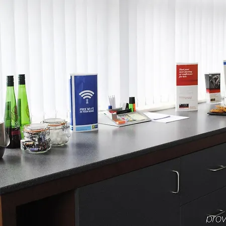 Hotel Express John Lennon Airport 3*