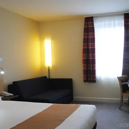 Hotel Express John Lennon Airport 3*