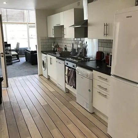 007 House Boat Ботель