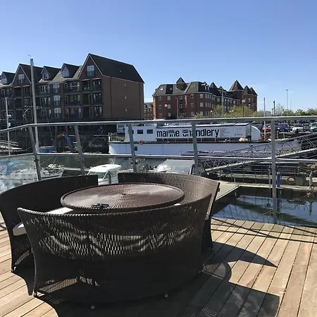 007 House Boat Ботель