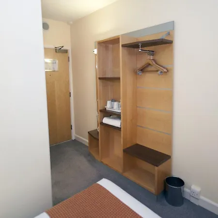 Hotel Express John Lennon Airport 3*