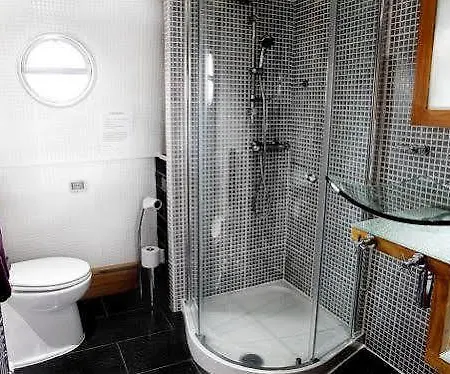 Hollywood & Barges Hotel 5*