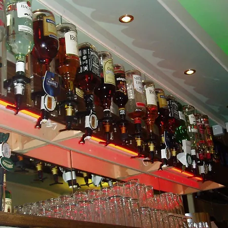 מלון Hanover & Mccartney's Bar 2*