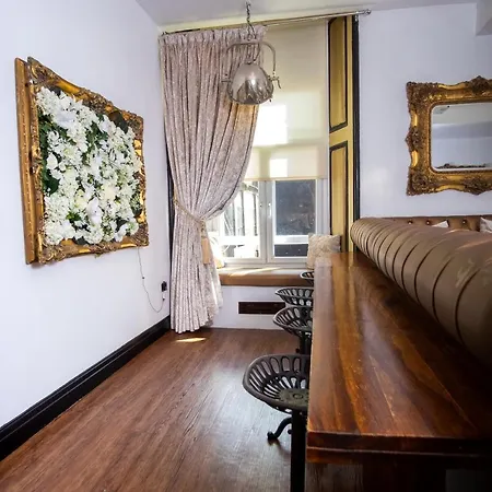 Signature Living Bold Street
