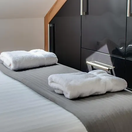 Base Serviced - Sir Thomas Street *