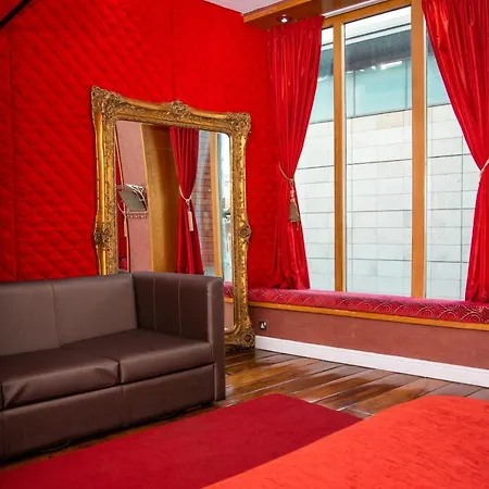 Отель Signature Living 4*