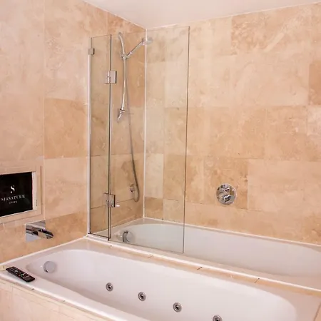 Отель Signature Living