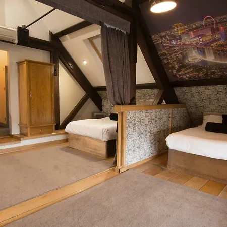 Отель Signature Living 4*