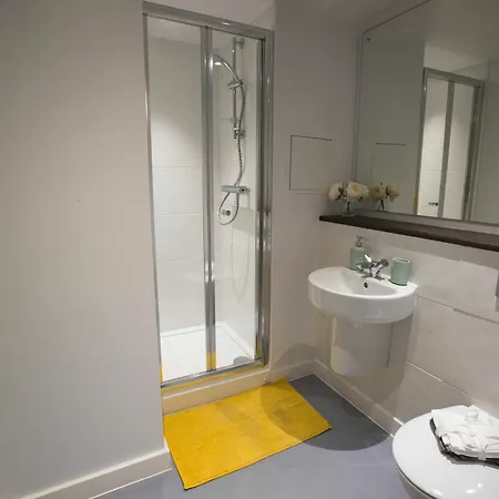 Caro Short - Parker Street 4*