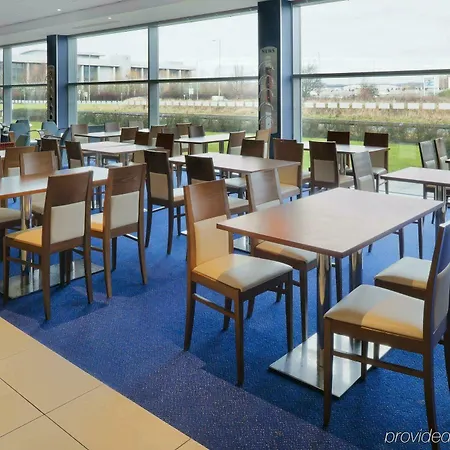 Hotel Express John Lennon Airport