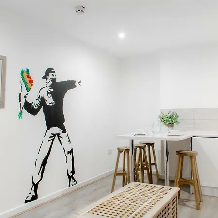 Host & - Fleet Nightlife Apartment