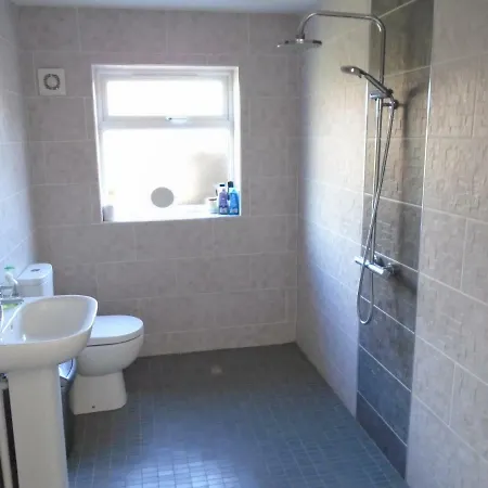 Tea In - Private - Quiet - Ground Floor - En-suite - Walk-in-shower * Liverpool