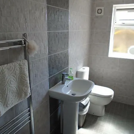 Tea In - Private - Quiet - Ground Floor - En-suite - Walk-in-shower Liverpool