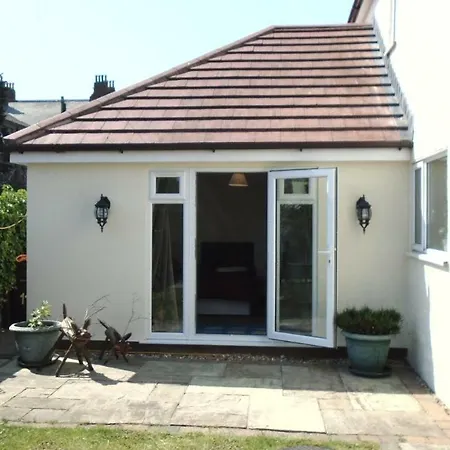 Tea In - Private - Quiet - Ground Floor - En-suite - Walk-in-shower Homestay *