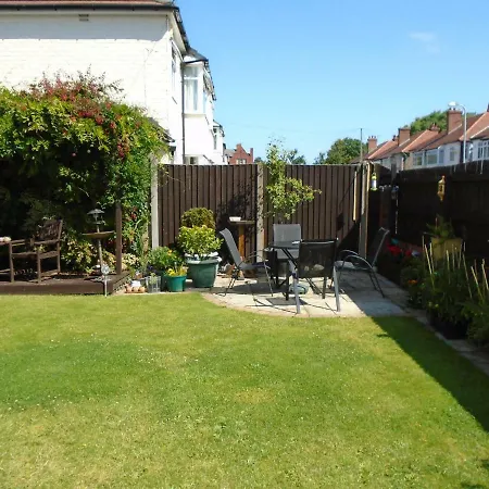 Tea In - Private - Quiet - Ground Floor - En-suite - Walk-in-shower *