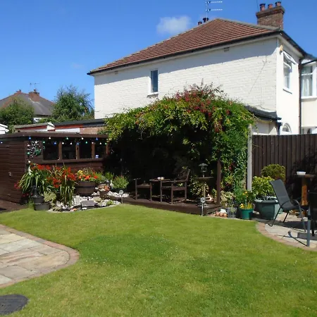 Homestay Tea In - Private - Quiet - Ground Floor - En-suite - Walk-in-shower *