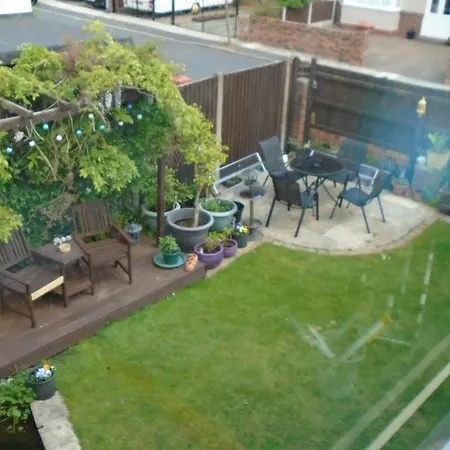 Homestay Tea In - Private - Quiet - Ground Floor - En-suite - Walk-in-shower *