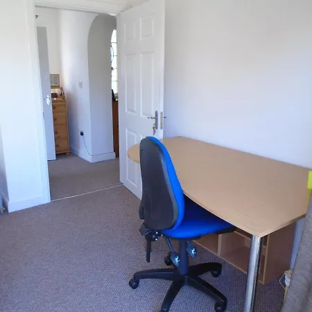 Tea In - Private - Quiet - Ground Floor - En-suite - Walk-in-shower Homestay *