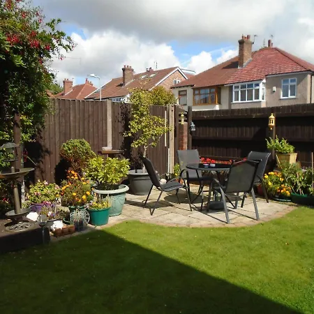 Tea In - Private - Quiet - Ground Floor - En-suite - Walk-in-shower Homestay Liverpool
