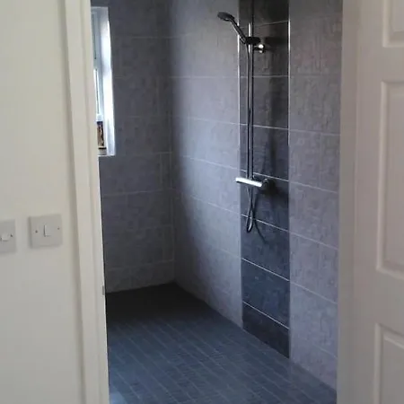 Homestay Tea In - Private - Quiet - Ground Floor - En-suite - Walk-in-shower *