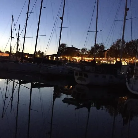 船上ホテル The Boat