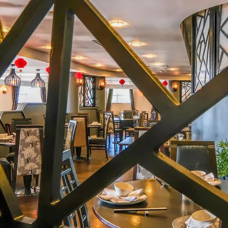 Отель Crowne Plaza - John Lennon Airport By Ihg 4*
