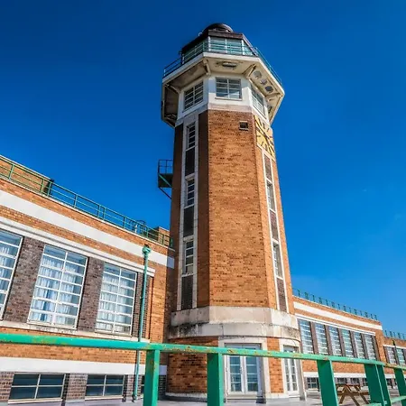 Отель Crowne Plaza - John Lennon Airport By Ihg