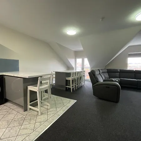 Mays - 102 Mill Street, Free Parking, 2 Minute Walk To Baltic Market And Centre - Sleep 1-10 Guests 3*